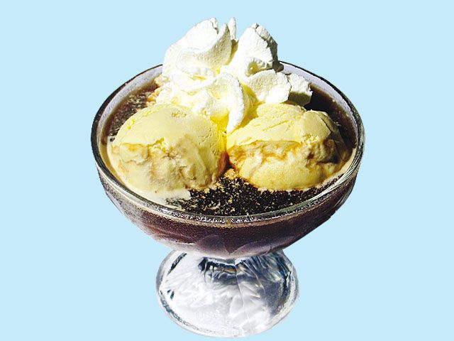 Eiskaffee mit Vanilleeis und Sahne