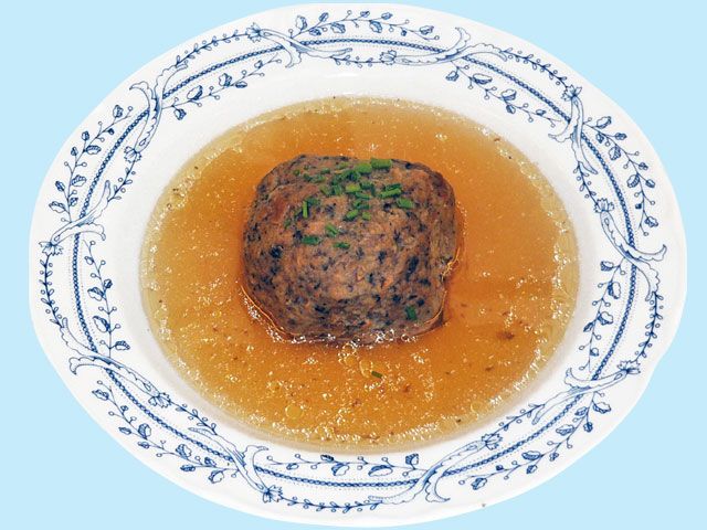 Hausgemachte Leberknödelsuppe