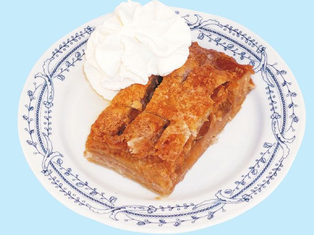 Hausgemachter Apfelstrudel mit Sahne